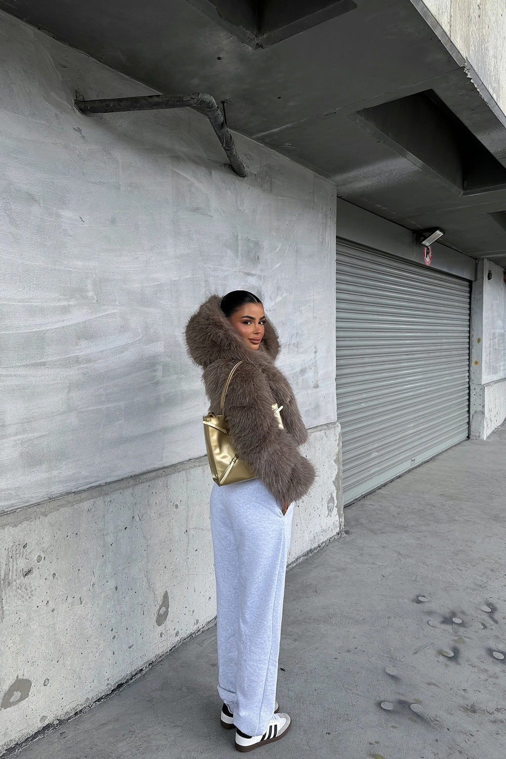 HELENA - ABRIGO DE PELO CON CAPUCHA MARRÓN