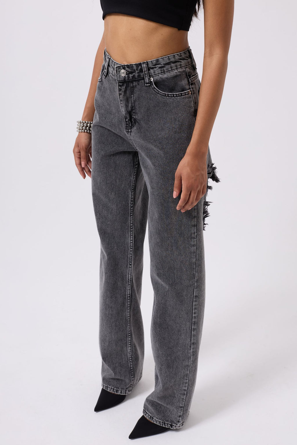 Jeans rectos con roto en la parte trasera