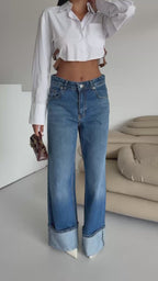 Jeans rectos con doblado en el bajo